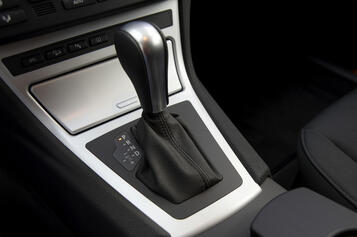 (2) VARNISH SPRAYING ON 3D DECORATION (2) VARNISH SPRAYING ON 3D DECORATION