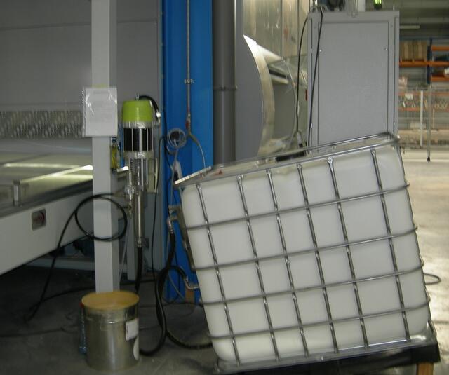 Ball pump feeding with IBC semi viscous adhesive Ball pump feeding with IBC semi viscous adhesive